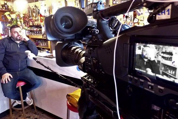 Avril 2020- Corentin Dejean de la Bâtie dans son bar devant la caméra de France 3 Normandie