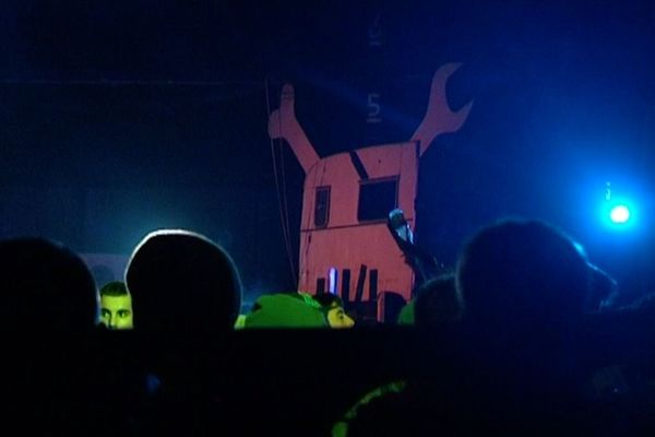 1500 teuffers se sont donnés rendez-vous dans un hangar désaffecté de l'île de Nantes dans la nuit de samedi à dimanche