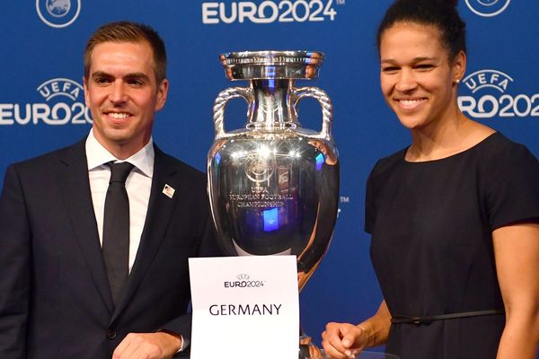 Les ambassadeurs de la candidature allemande tout sourire : Philipp Lahm, ex-capitaine de la Mannschaft, aux côtés de Celia Sasic, footballeuse internationale