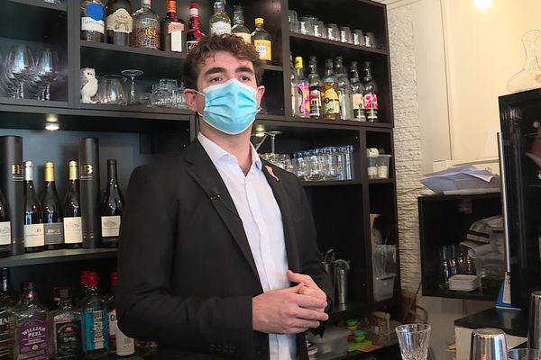 Le jeune chef Raphaël Lenoir attaque l'Etat pour sa gestion de la crise du Coronavirus devant la cour européenne des droits de l’homme. Depuis le premier confinement, ce restaurateur gardois a perdu la moitié de son chiffre d’affaires.
