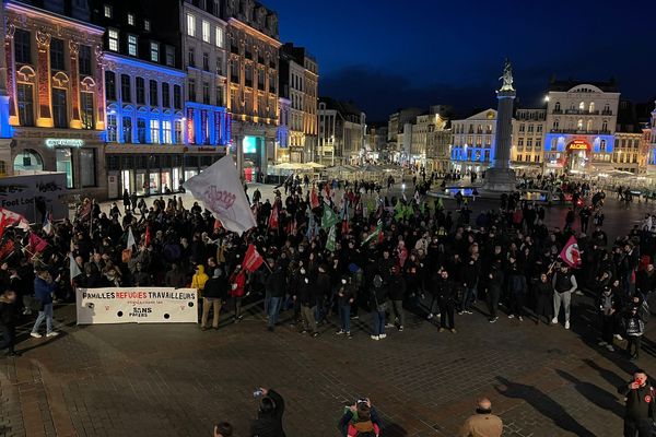 Des centaines de manifestants sont présents Grand Place, à Lille, ce vendredi 24 février.