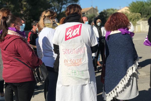 Uzès - Les soignants se sont rassemblés devant l'hôpital pour exprimer leur colère face aux mesures prises par le gouvernement - 15.10.20