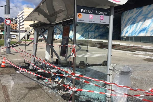 L'abribus dans lequel l'un des deux véhicules a fini sa course.