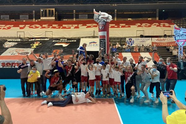 Cannes décroche son 10e titre de champion au terme d'une finale renversante... Les supporters sur le terrain pour fêter cela !
