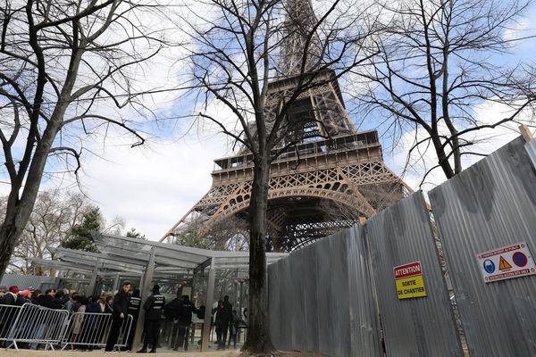 Une partie du personnel de sécurité de la Tour Eiffel s'est mis en arrêt de travail. Le monument ne peut ouvrir ses portes vendredi 13 avril.