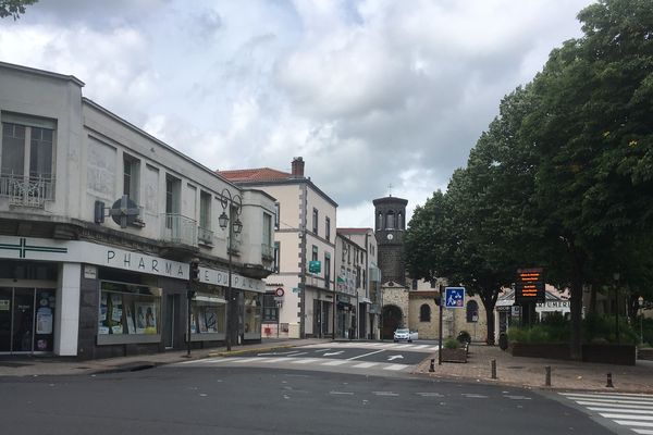 La 3ème circonscription du Puy-de-Dôme est à la fois rurale, montagnarde et urbaine comme ici Chamalières. La député sortante, l'écologiste Danielle Auroi, ne se représente pas, les candidats qui espèrent s'emparer de son siège sont nombreux. 