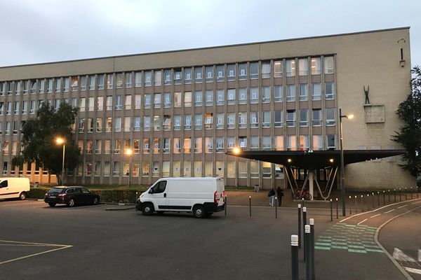 Sur les fenêtres du lycée Malherbe de Caen, les collègues de l'enseignante agressée au couteau ont affiché leur soutien