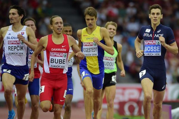 À droite, Pierre-Ambroise Bosse durant la finale du 800 mètres des Championnats européens d'Athlétisme de Zurich en août 2014.