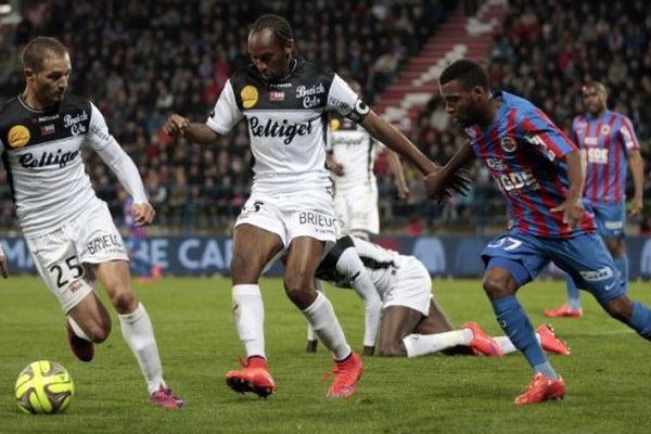 Les Guingampais Reynald Lemaitre et Jeremy Sorbon opposés au milieu de terrain de Caen Thomas Lemar