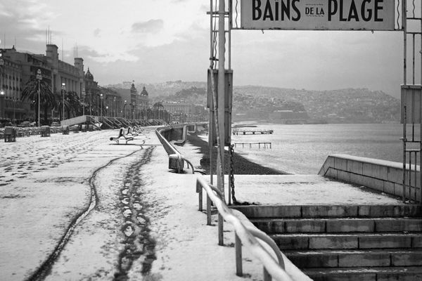 La promenade des Anglais est restée enneigée pendant plusieurs jours en février 1956.