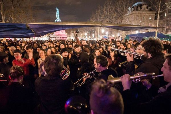 Une fanfare, pour la cinquième "Nuit debout", place de la République, à Paris, le 4 avril 2016.