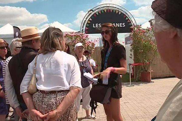 Un groupe d'habitants de Mireuil en visite des coulisses des Francos.