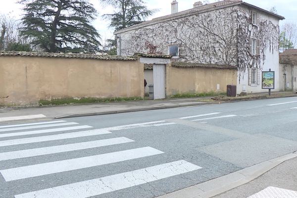 LeTEOL, Tram express de l’ouest lyonnais, pourrait passer dans cette rue de Tassin-la-Demi-Lune. Le projet n'en est qu'à sa phase de concertation. Mais déjà des propriétaires sont inquiets et redoutent de voir leur maison détruite.