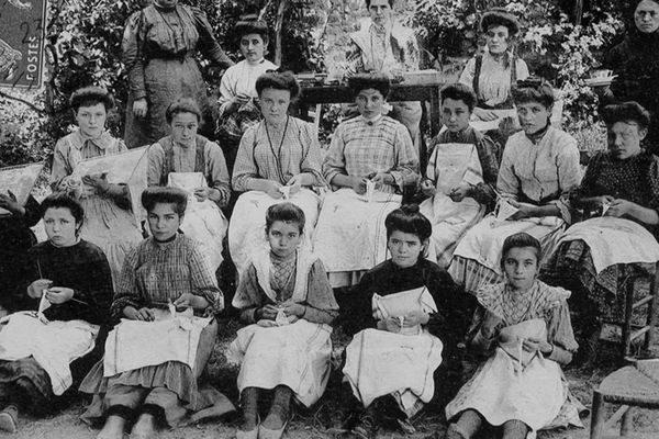 Ouvroir de la Jonchère-Saint-Maurice - Ici, les orphelines apprennent à lire, à coudre, à prier.