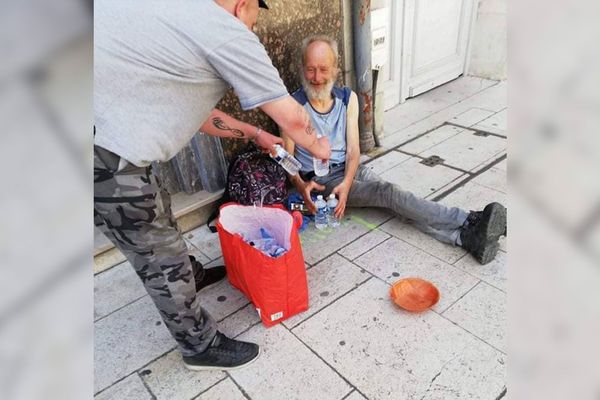 Serge Ducasse encourage les habitants à distribuer des bouteilles d’eau aux sans-abris.