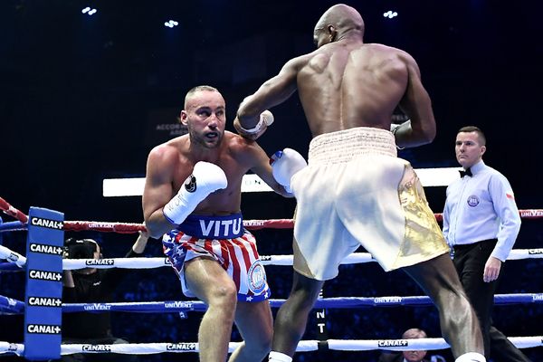 Cédric Vitu (à gauche) face à Michel Soro, pour le championnat WBA Gold des super-welters, le 15 novembre à l'Accorhotel Arena de Paris.