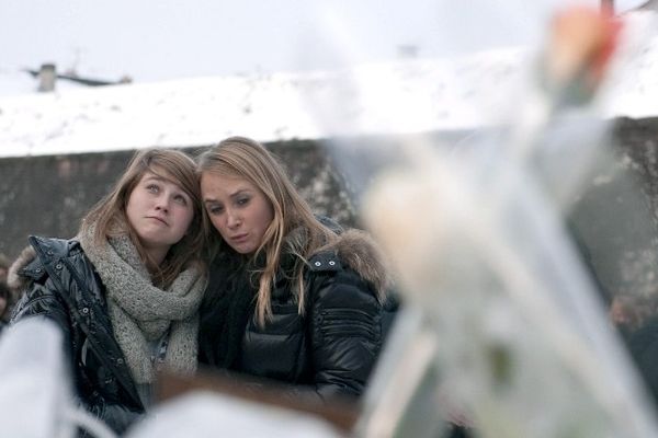 Emotion et recueillement des lycéens devant le lieu où a été retrouvé le corps de Pierre Nasica le 1er décembre 2010