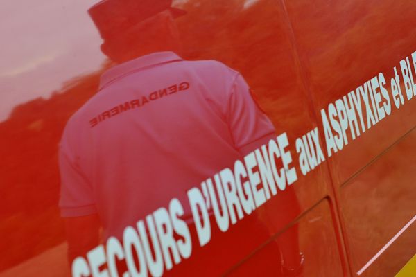 Les pompiers sont intervenus avec le renfort de l'hélicoptère de la sécurité civile à Charbonnières-les-Varennes