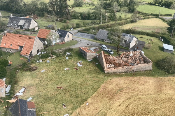 Grange détruite et toitures endommagées dans le village de Sarroux.