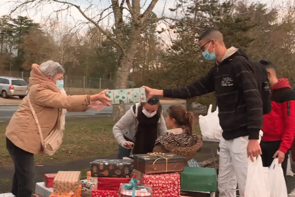 Distribution de cadeaux aux étudiants qui passent Noël seuls sur le campus de Poitiers.