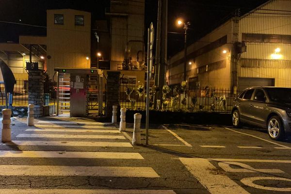 Des fleurs sont régulièrement déposées sur une grille de l'usine Ugitech à Ugine (Savoie) où un ouvrier a trouvé la mort dans un accident le 3 janvier 2022.