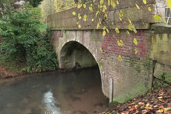 Dans l'Eure, le pont de Ménesqueville près de Fleury-sur-Andelle est fermé à la circulation. Il présente des défauts majeurs comme plus de 10 000 ponts français.