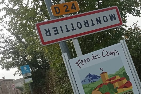 Remis plusieurs fois dans le bon sens, le panneau de l'entrée de ce village est toujours retourné un an après l'opération menée par les agriculteurs du Rhône.