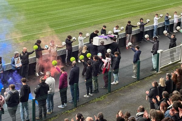 Le cercueil de Matisse quitte le stade Gaston-Petit de Châteauroux, mardi 7 mai.