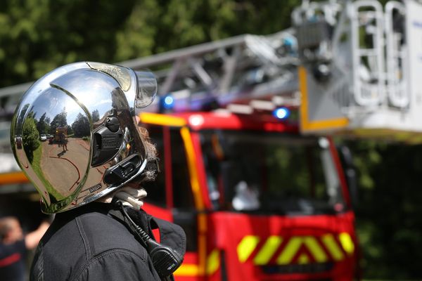 Un incendie ravage un bâtiment agricole d'un millier de mètres carrés à Novalaise (Savoie).