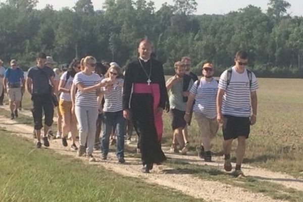 L'évêque de Châlons, Mgr François Touvet a organisé une marche en hommage au père Hamel.