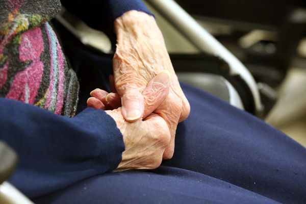 Face au handicap de leurs proches, les aidants se sentent souvent seuls, une situation qui peut conduire à des drames. 