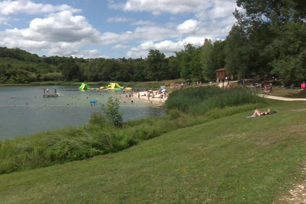 Le plan d'eau de Nautheuil en Dordogne.