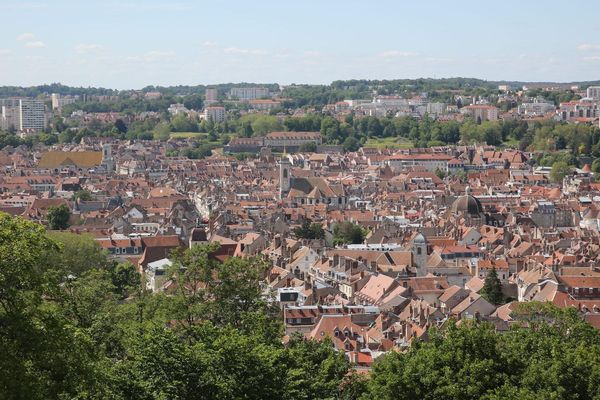 La ville de Besançon compte près de 116 000 habitants.