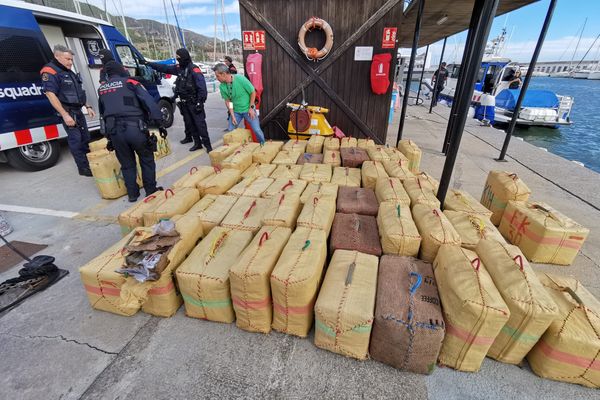 La Police Maritime catalane a mené une opération fructueuse au Port Ginesta de Sitges, aboutissant à la saisie de 2 170 kilogrammes de haschich.
