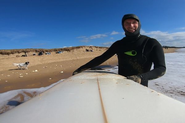 Dès qu'il le peut, Christophe troque son aube de prêtre pour une combinaison de surf.