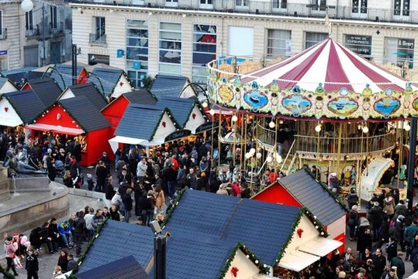 En 2015 les commerces du centre de Nantes et ceux des centres des communes périphériques ouvrent les deux dimanches précédant Noël, à l'exception des centres commerciaux