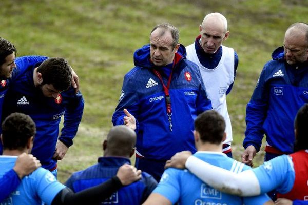 Le discours de Philippe Saint-André, Patrice Lagisquet et Yannick Bru auprès des joueurs du XV de France passe-t-il encore ?