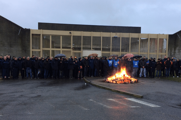 120 surveillants et personnels du centre pénitentiaire de Moulins-Yzeure ont bloqué l'accès à la prison ce mardi 16 janvier. 