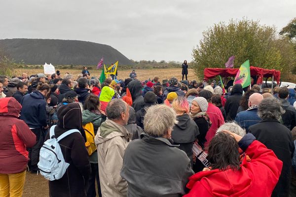 Dans les environs de Glomel, la manifestation contre l'extension de la mine a rassemblé environ 150 personnes,  le 23 novembre 2024