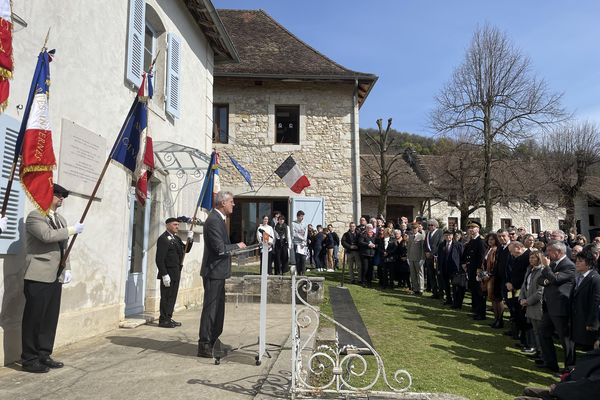 Cérémonie devant la Maison d'Izieu