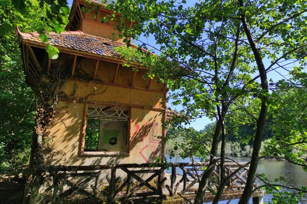 La Pagode du Petit Jonas à Ambazac (Haute-Vienne) est construite sur pilotis avec une terrasse qui avance au-dessus de l’eau.