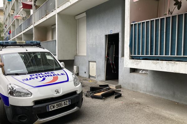 L'incendie s'est déclaré dans une cave, rue du Covet, à proximité du centre-ville de Chambéry.