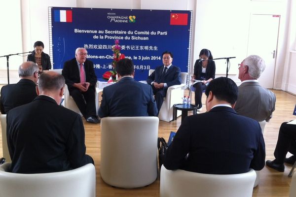 Le président de la région Champagne-Ardenne Jean-Paul Bachy reçoit pour sa première visite en France Wang Dongming secrétaire du comité du parti de la province du Sichuan.