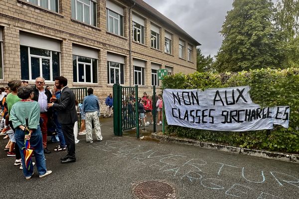 Mobilisation à l'école des Tilleuls, à Mondeville, contre la fermeture de deux classes, l'une en élémentaire et l'autre, en maternelle.