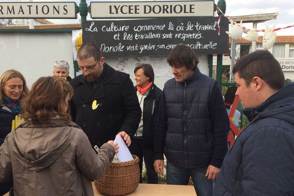 Manifestation des agents devant l'Hôtel de Région à Bordeaux pour l'harmonisation de leurs droits sociaux.