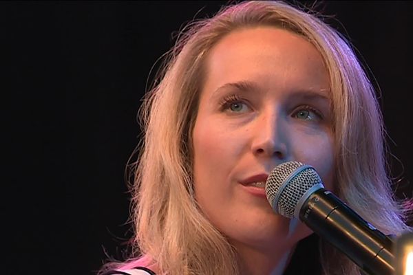 Sarah McKenzie, pianiste et chanteuse, se produisant au Nice Jazz Festival