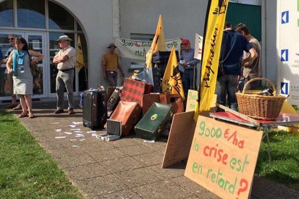 Les agriculteurs de la Confédération Paysanne de l'Indre-et-Loire ont manifesté le 7 juillet 2016 devant la Safer à Chambray-lès-Tours pour dénoncer la spéculation financière actuelle sur les terres agricoles. L'hectare peut atteindre un prix de vente de 9.000 euros