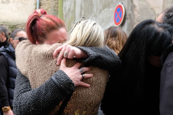 "On n'aurait jamais imaginé que dans un village comme Trèbes, il puisse nous arriver quelque chose d'aussi terrible." Le 23 mars 2018, la France est de nouveau victime d'un attentat terroriste. Quatre morts, un gendarme, Arnaud Beltrame, élevé en héros et trois civils. Les habitants sont traumatisés.