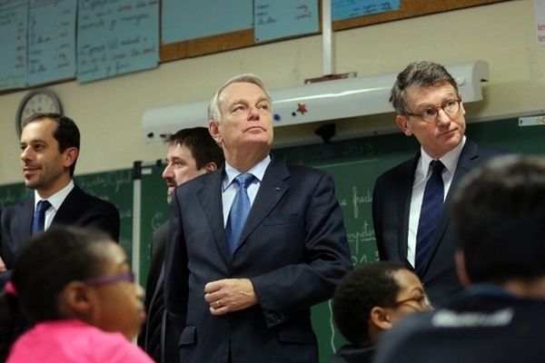 Jean-marc Ayrault et Vincent Peillon lors de la visite d'une école primaire à Evry le 1er février