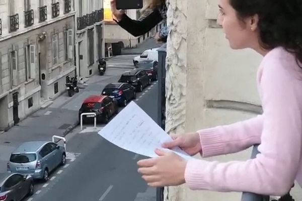 A Marseille, une habitante du 8ème organise un "Questions pour un balcon" pendant le confinement.